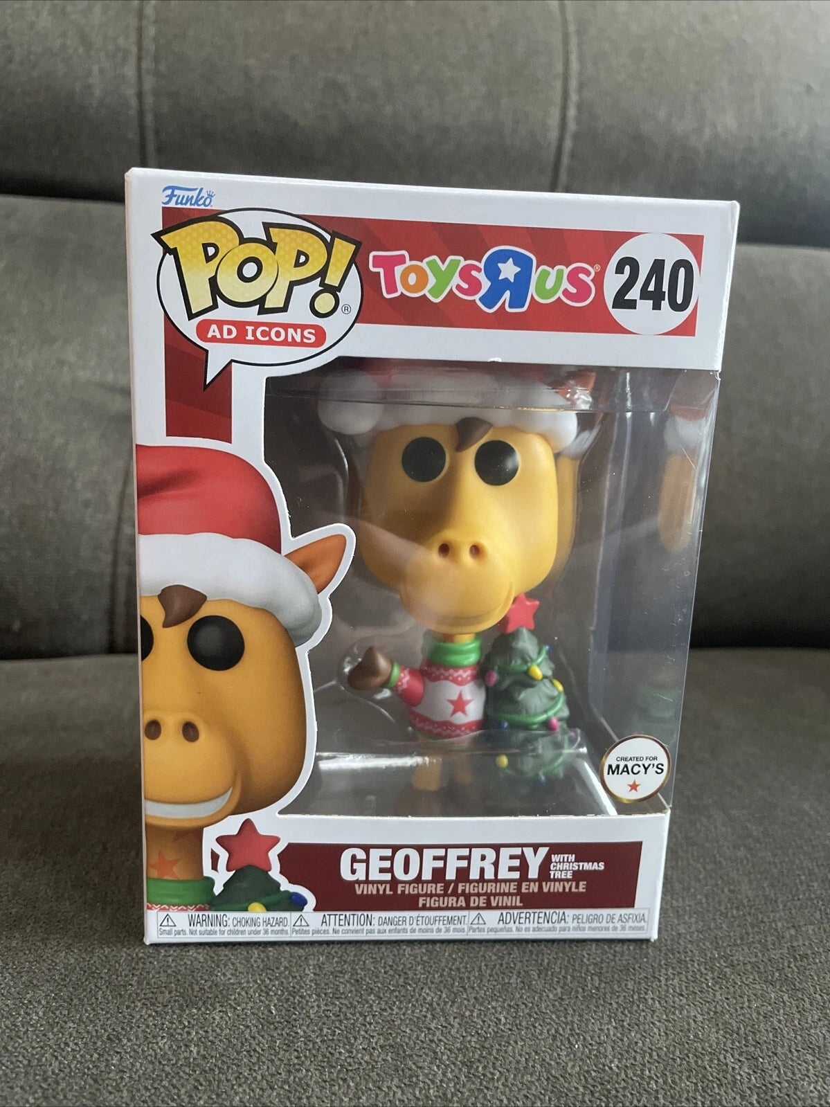 Toys R Us Geoffrey the Giraffe w/Christmas Tree Funko Pop #240 Macy's Exclusive